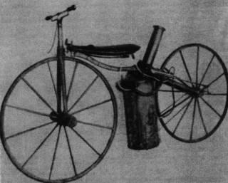 Паровой велосипед Сильвестра Роупера (1969 год) с торчащей за седлом водителя дымовой трубой