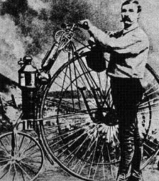 Люциус Коупленд у своего велосипеда 1884 года